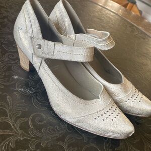 Dorking by Flucho Leather Shoes Shimmery Gold and Cream Size 8.5